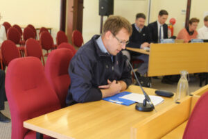 Candidate calls for fee freeze