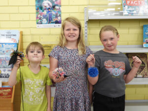 Kids make pompoms pop