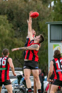 Bombers, Swans in top four battle