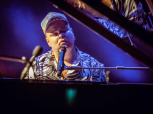 Yarns and yodels in show