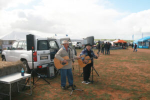 Wind fails to deter crowds at field days