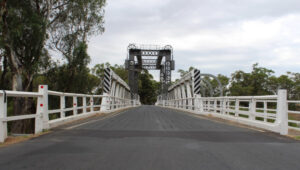 Swan Hill bridge poll: still divided