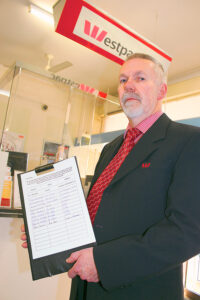 Community rallies against bank closure