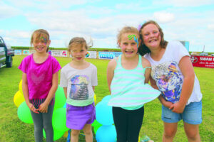 Hundreds flock to field day