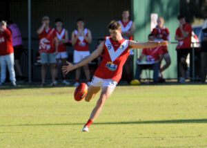 Roos, Moulamein make prelim push