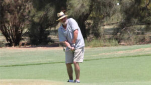 Golfers brave the heat