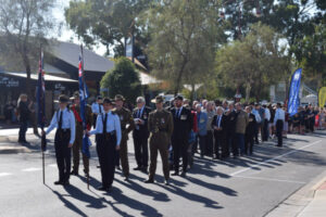 Hundreds of attendees pay tribute to Anzacs in dawn service in Swan Hill