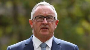 NSW bans Melburnians in virus hotspots