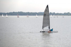 Relaxed wait for lake winds