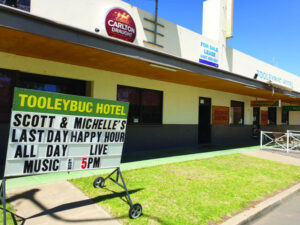 Smith family farewell the Tooleybuc Hotel