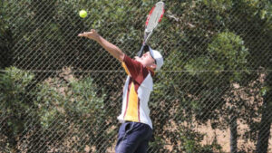 Strong morning for Federer group