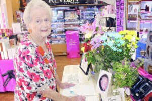 Shoppers pay respects