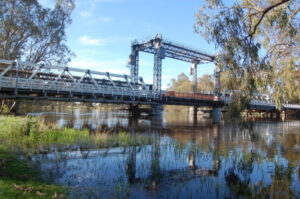 Swan Hill safe after Murray hits peak