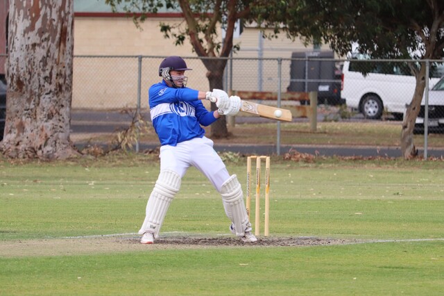 Blues cruise past Roodogs