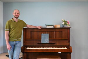 Renowned pianist brings joy